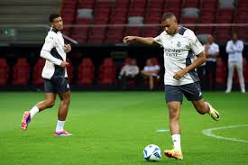 按照合同约定，王卓、尹路两名球员与我俱乐部自动续约.